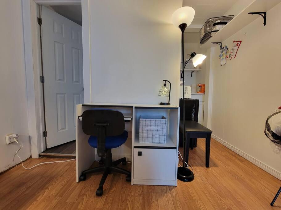 ein Büro mit einem Schreibtisch mit einem Stuhl und einem Computer in der Unterkunft Cute little private place in downtown Wallaceburg in Wallaceburg