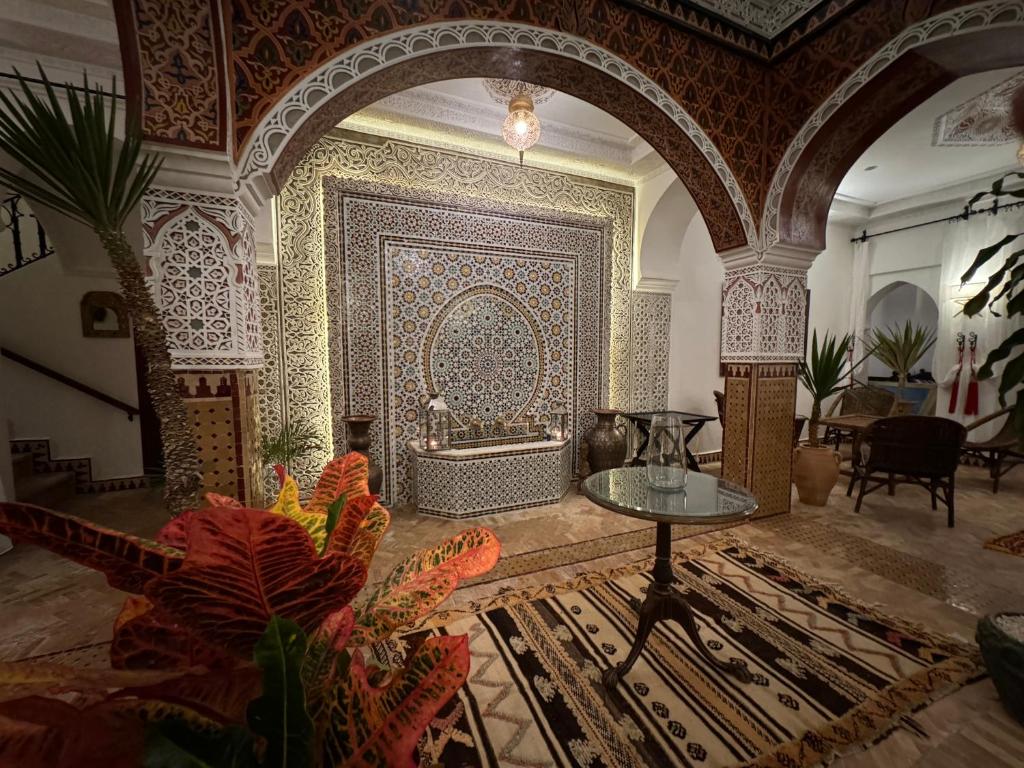 una grande camera con vasca e tavolo di Hostel Al-Qurtubi a Tangeri