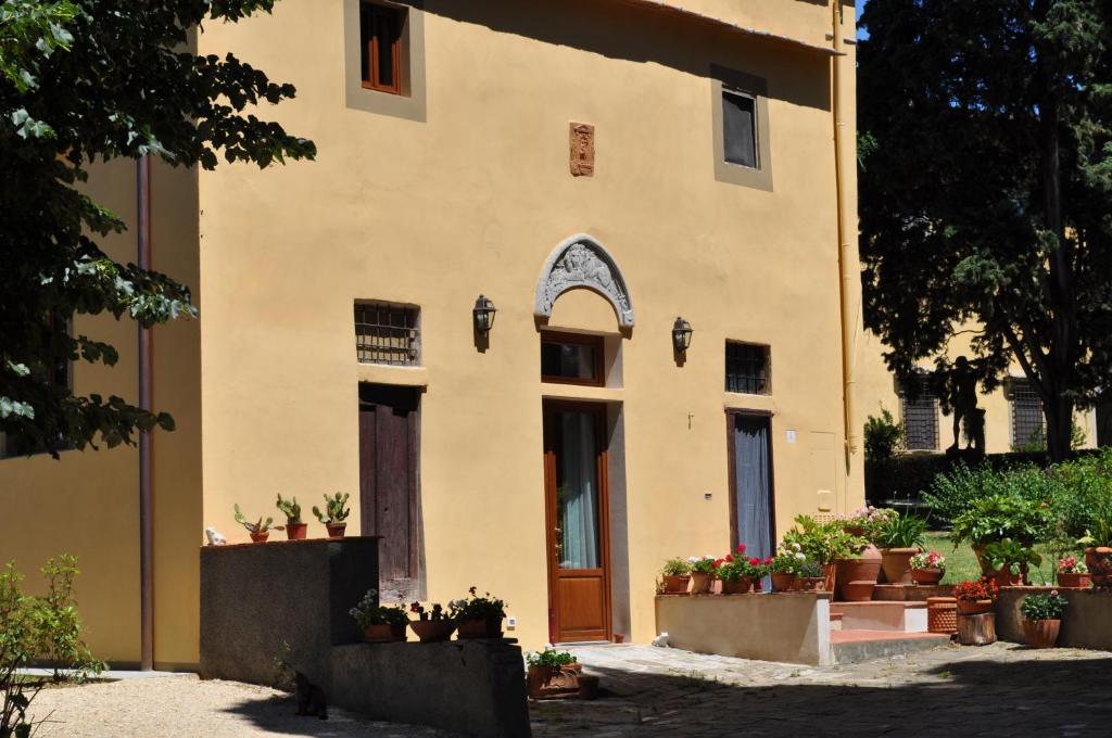 ein Gebäude mit einer Tür und einigen Topfpflanzen in der Unterkunft Visconte Apartment in Florenz