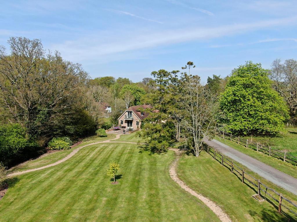 una vista aérea de una casa con un gran patio en Twisly North Lodge, en Catsfield