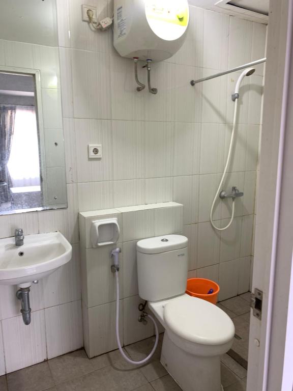 uma casa de banho com um WC e um lavatório em Newton Residence Apartment bm em Bandung