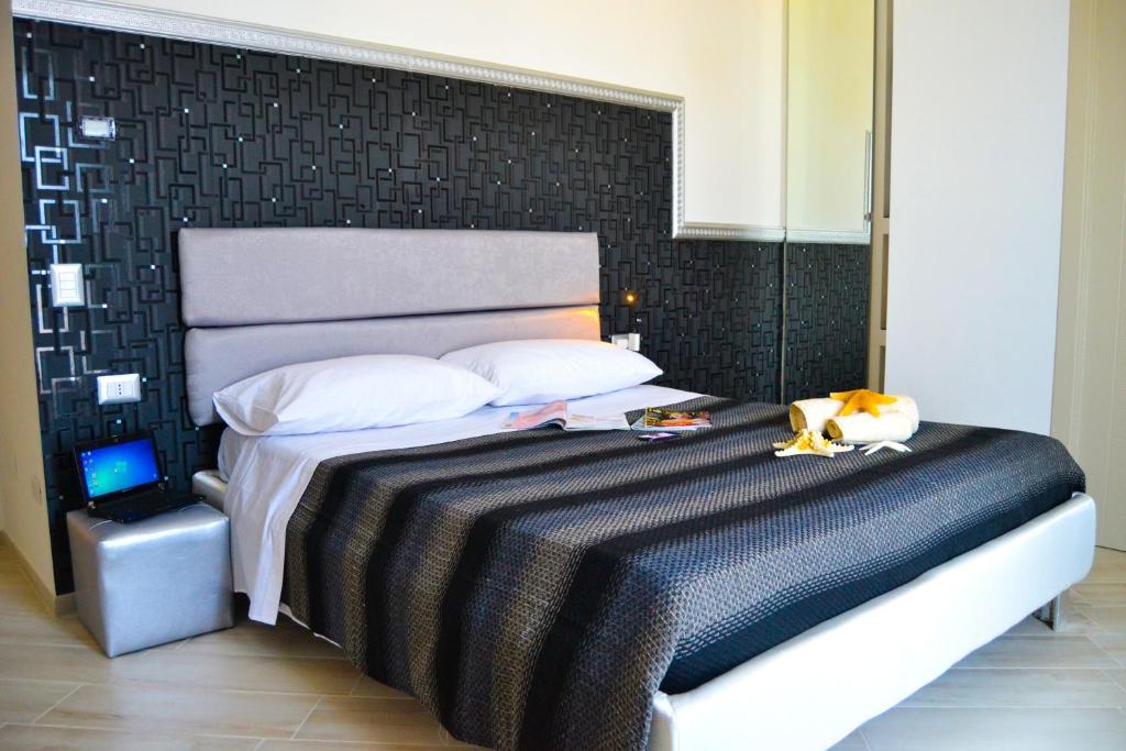 マルゲリータ・ディ・サヴォイアにあるSottoSopraの黒い壁のベッドルーム1室(大型ベッド1台付)