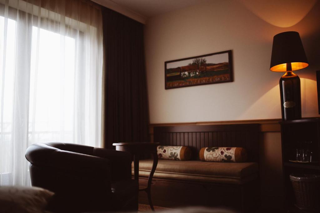 salon z kanapą i oknem w obiekcie Crocus Gere Bor Hotel Resort & Wine Spa w mieście Villány