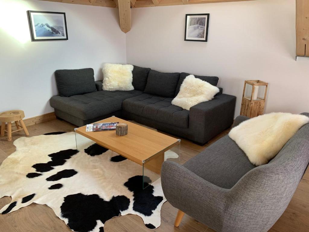 a living room with a couch and a table at Chalet 8 pers 4* à Valloire - Centre, Terrasse, Proximité Télécabine et Commerces - FR-1-263-524 in Valloire