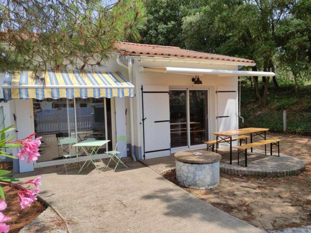 Cette petite maison dispose d'une table de pique-nique et d'une terrasse. dans l'établissement Maison rénovée proche plage, jardin clos, terrasse et parking privé - FR-1-22-353, à La Tranche-sur-Mer