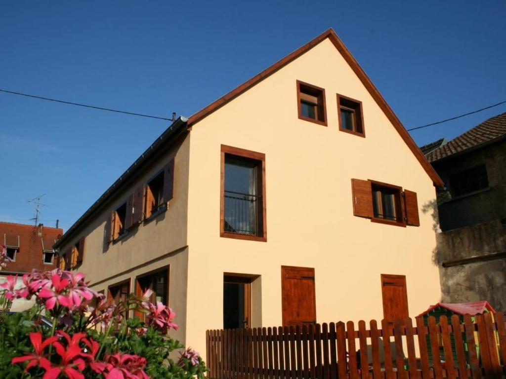 una casa bianca con una recinzione di fronte di Gîte Eguisheim, 3 pièces, 4 personnes - FR-1-744-15 a Eguisheim