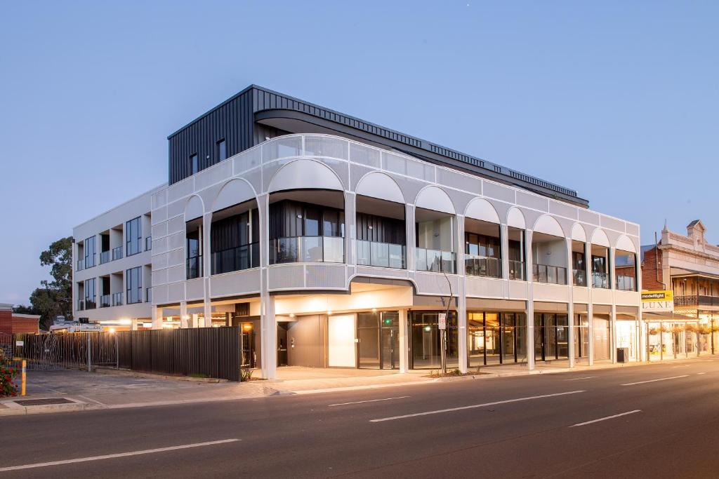 een gebouw aan de straatkant bij Grow at Goodwood in Adelaide