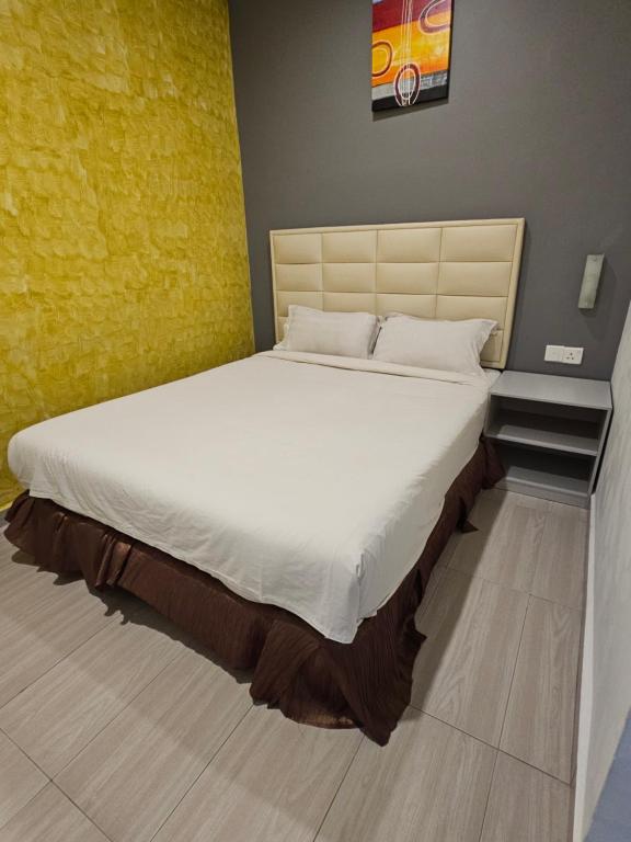 1 dormitorio con 1 cama grande en una habitación en Fortune Hotel en Johor Bahru