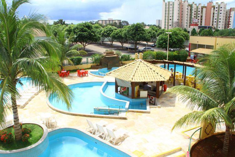 une vue aérienne d'une piscine avec des palmiers dans l'établissement 1403 AP 2 Quartos , banheira de hidro privativa, bebidas liberadas nas piscinas , internet no ap, proximo ao shopping singapura, à Caldas Novas
