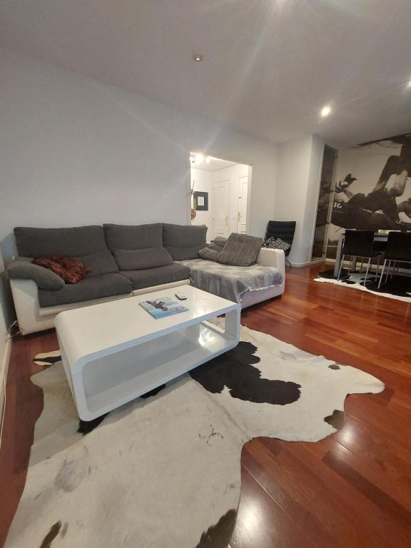 sala de estar con sofá y mesa de centro en Bonito piso 4 habitaciones en Bétera, en Bétera