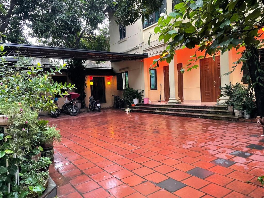 un cortile di una casa con un vialetto di mattoni rossi di Lee Homestay a Hanoi