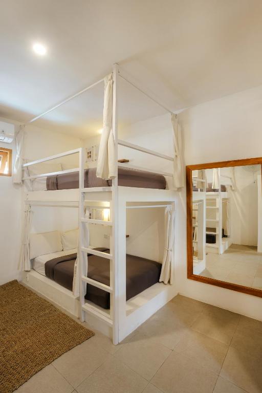 Postel nebo postele na pokoji v ubytování Puri Garden Hotel & Hostel