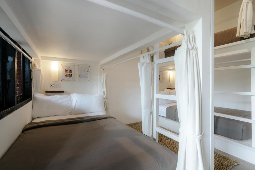 Postel nebo postele na pokoji v ubytování Puri Garden Hotel & Hostel