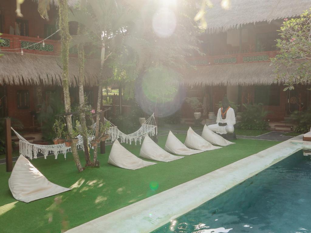 Bazén v ubytování Puri Garden Hotel & Hostel nebo v jeho okolí