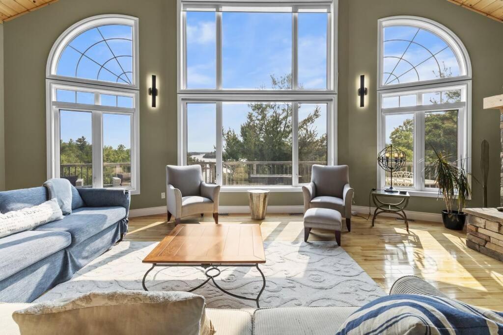 Luxury Villa overlooking Bay, Pointe au Baril Station (updated