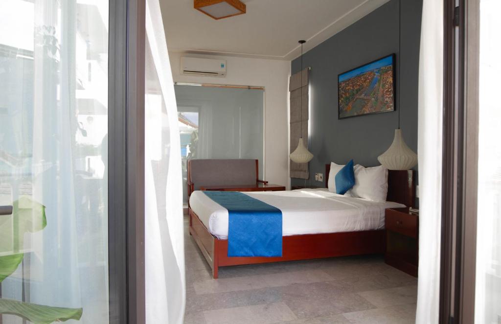 Postel nebo postele na pokoji v ubytování Hilary Boutique Villa Hội An