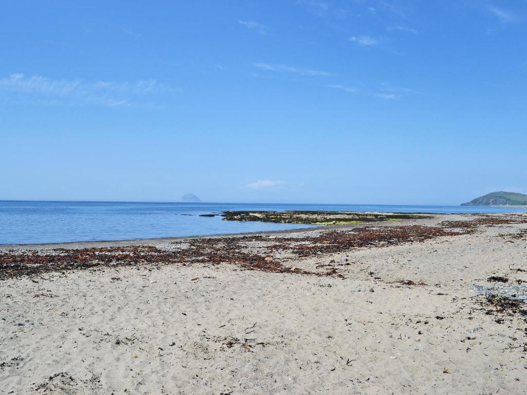 una spiaggia sabbiosa con l'oceano sullo sfondo di Ingleside a Ballantrae