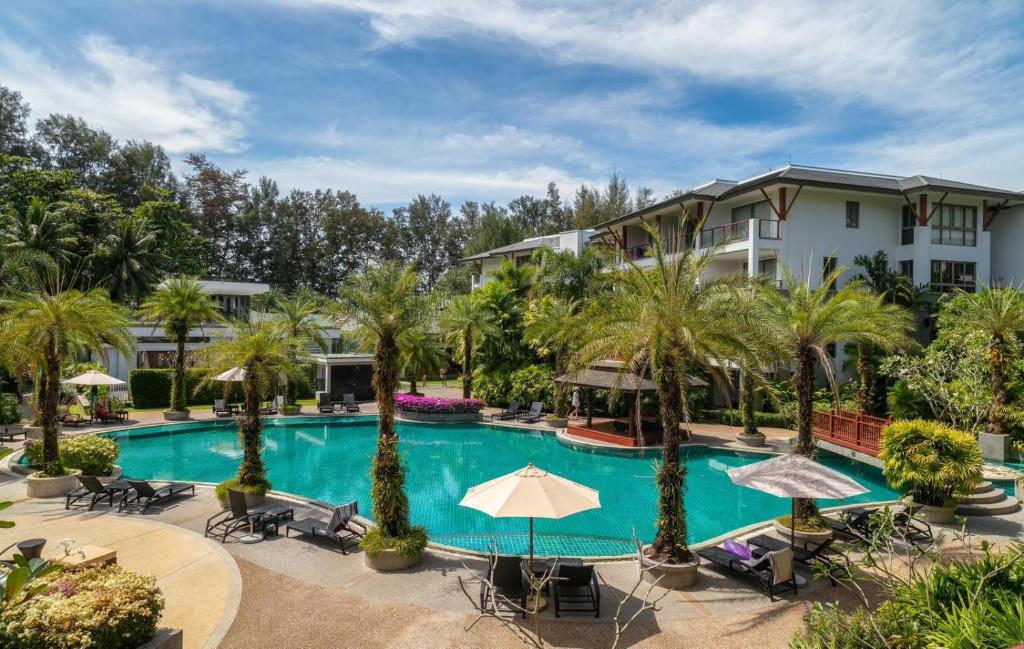 uma imagem de uma piscina num resort em WERT em Phuket