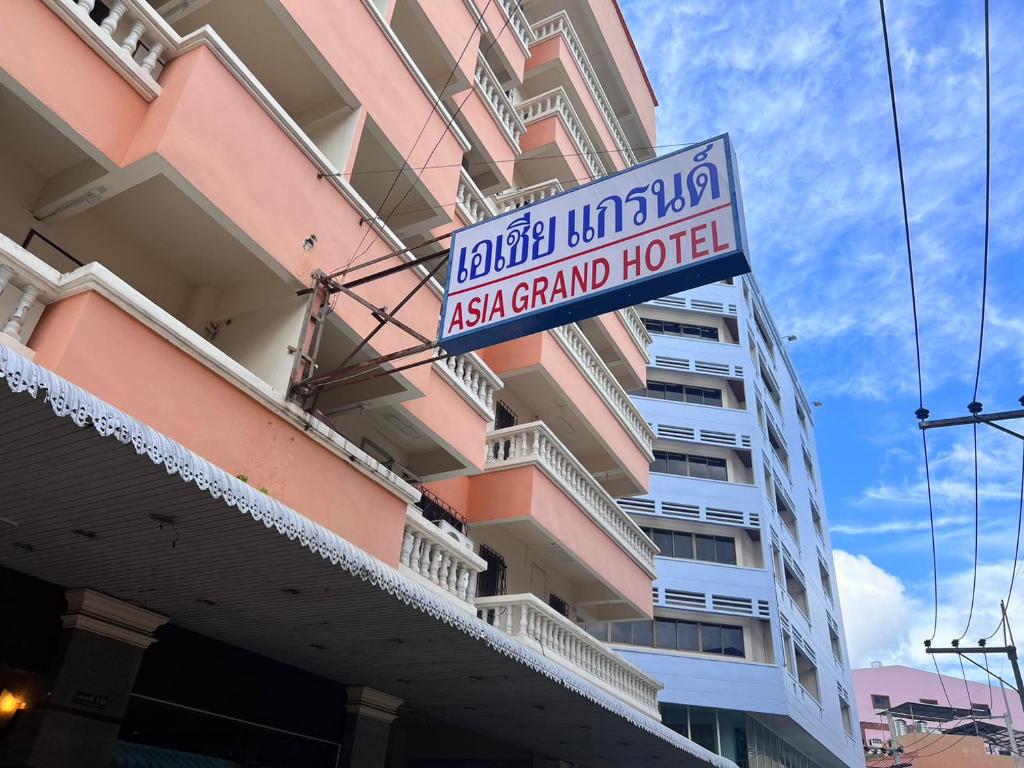 een bord voor een asahi grand hotel aan de zijkant van een gebouw bij Asia Grand Hotel in Hat Yai