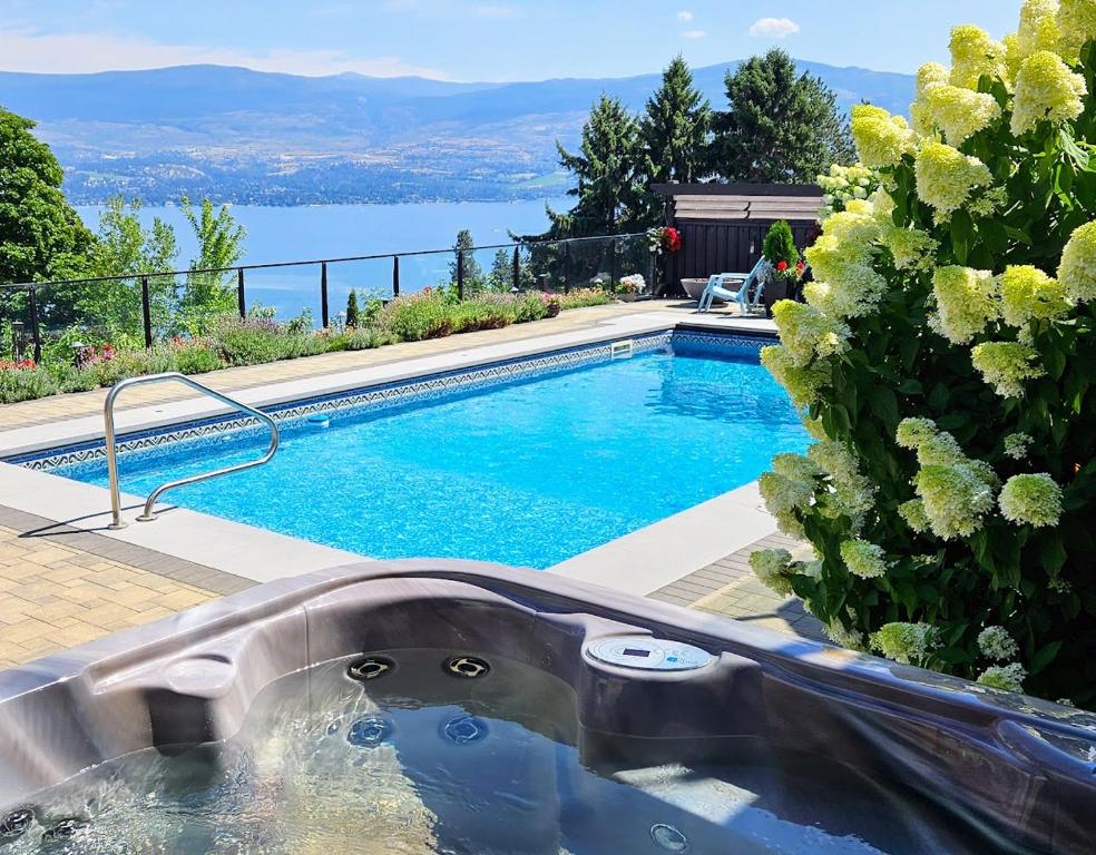 Stunning Lake View w Private Hot tub, Pool -snl & Outdoor Kitchen 2400sqft tesisinde veya buraya yakın yüzme havuzu