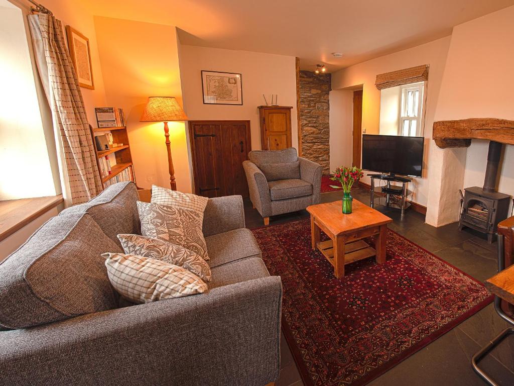 sala de estar con sofá y TV en Gowan Bank Farm Cottage en Staveley