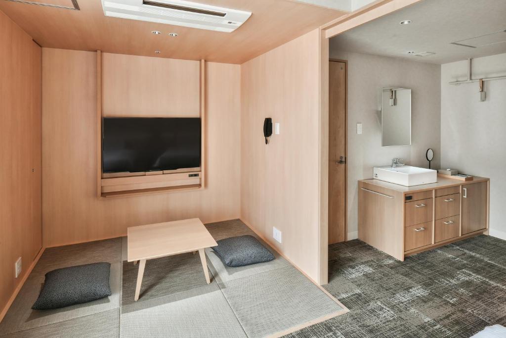 Sjónvarps- og/eða afþreyingartæki á REF Matsuyama City Station by VESSEL HOTELS