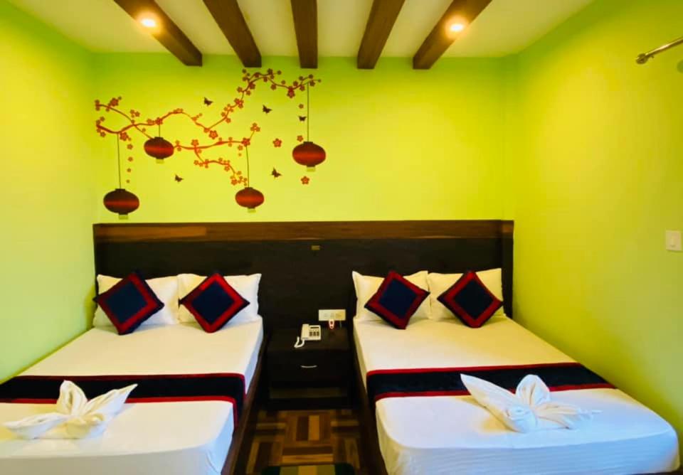 Postel nebo postele na pokoji v ubytování The Lumbini Hotel