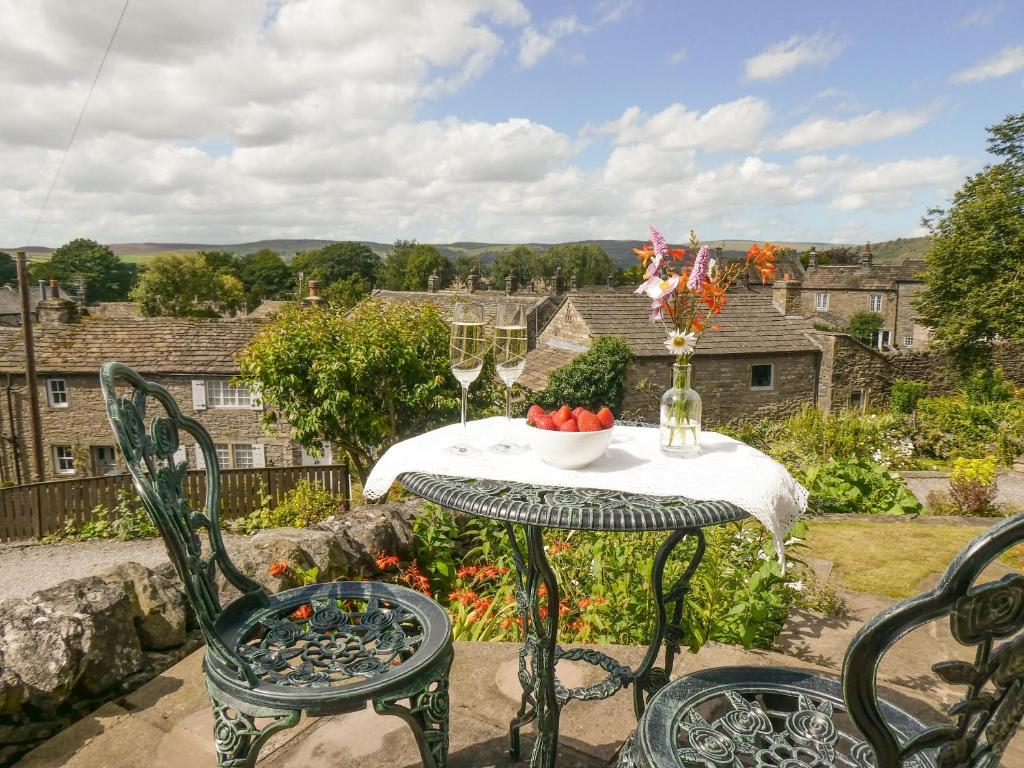 a table with two chairs and a table with wine glasses at Rooftops - Uk34065 in Grassington