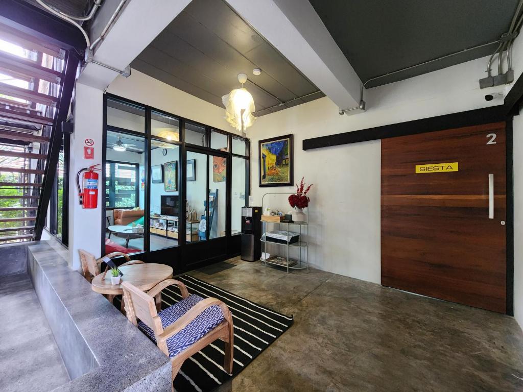 Posezení v ubytování Baan Mai Kradan Hostel Chiang Rai