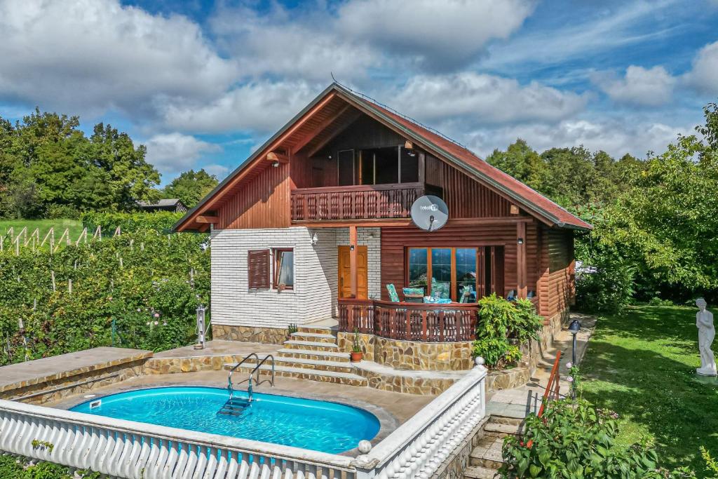 une maison avec une piscine en face de celle-ci dans l'établissement Pool Villa Adonis - Happy Rentals, à Semič