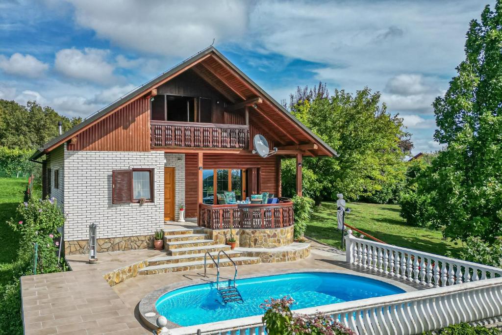 una casa con piscina frente a ella en Pool Villa Adonis - Happy Rentals, en Semič