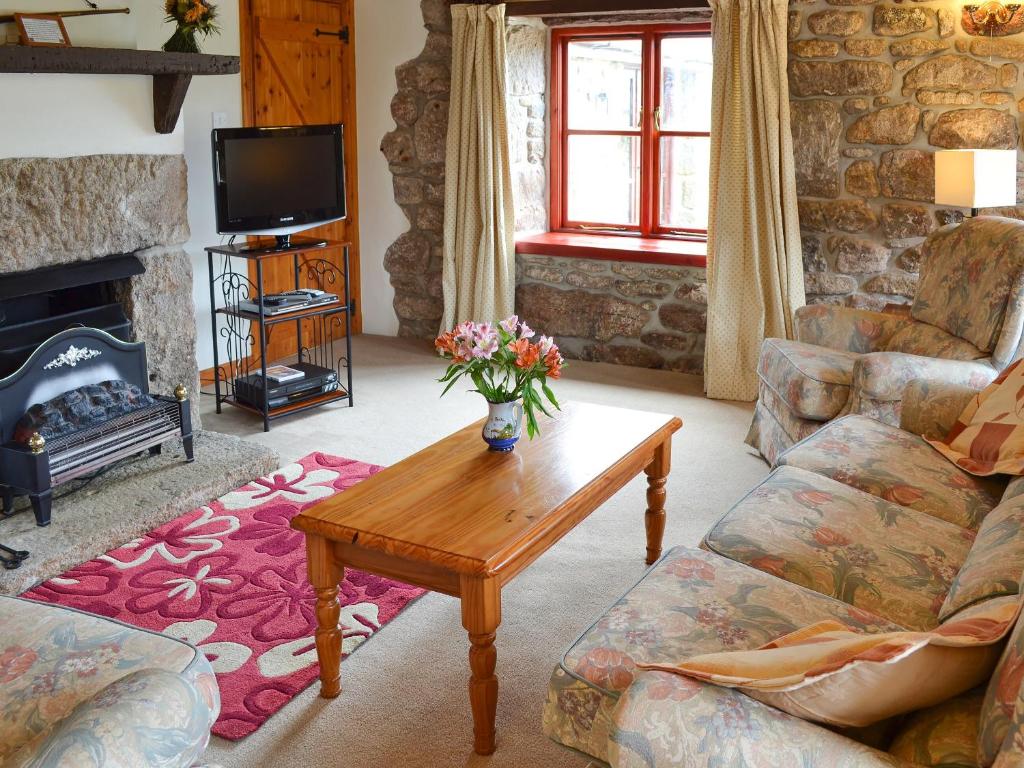 a living room with a couch and a coffee table at Cowslip - Uk12060 in Lower Boscaswell