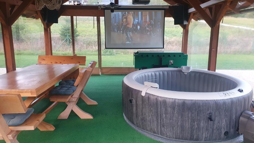 Fotografia z galérie ubytovania Domek w Górach Sowich "Go Sowie" Jacuzzi Basen Sauna v destinácii Ludwikowo