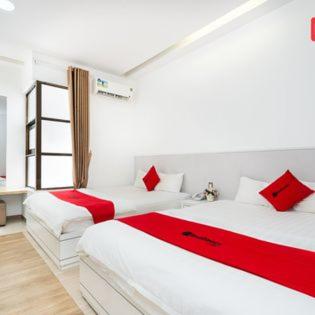 Postel nebo postele na pokoji v ubytování Khanh Linh Hotel