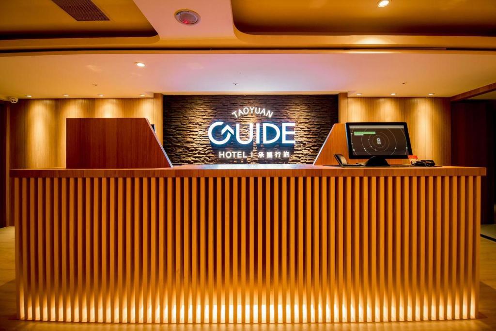 hol z recepcją z laptopem w obiekcie Guide Hotel Taoyuan Fuxing w mieście Taoyuan