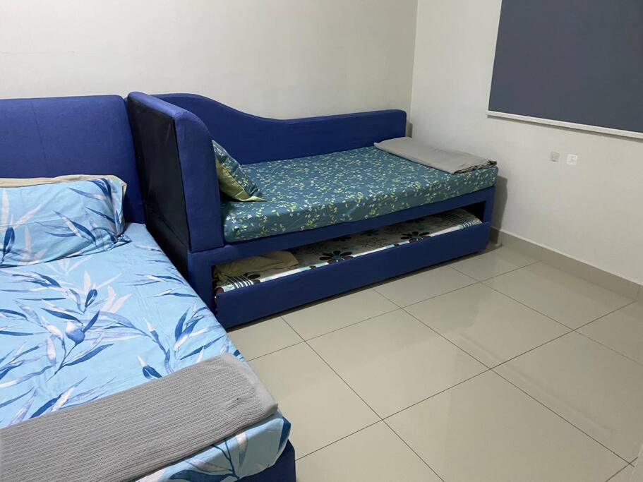 A bed or beds in a room at The Makcik's @UNIV360 Serdang
