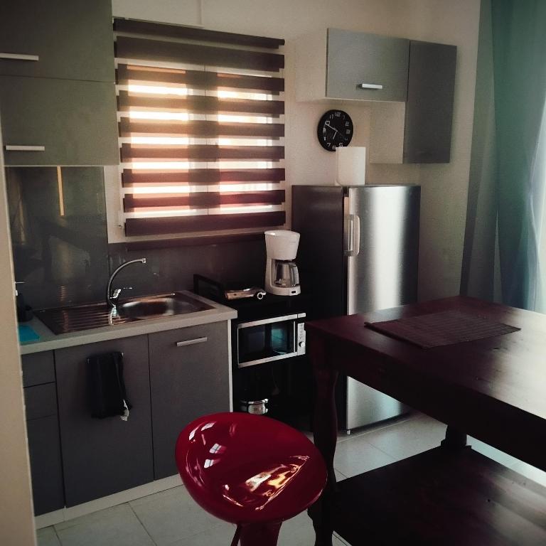 Kuchyň nebo kuchyňský kout v ubytování STUDIOS POSEIDONIA apartments 50 & 70 sqm with sea view