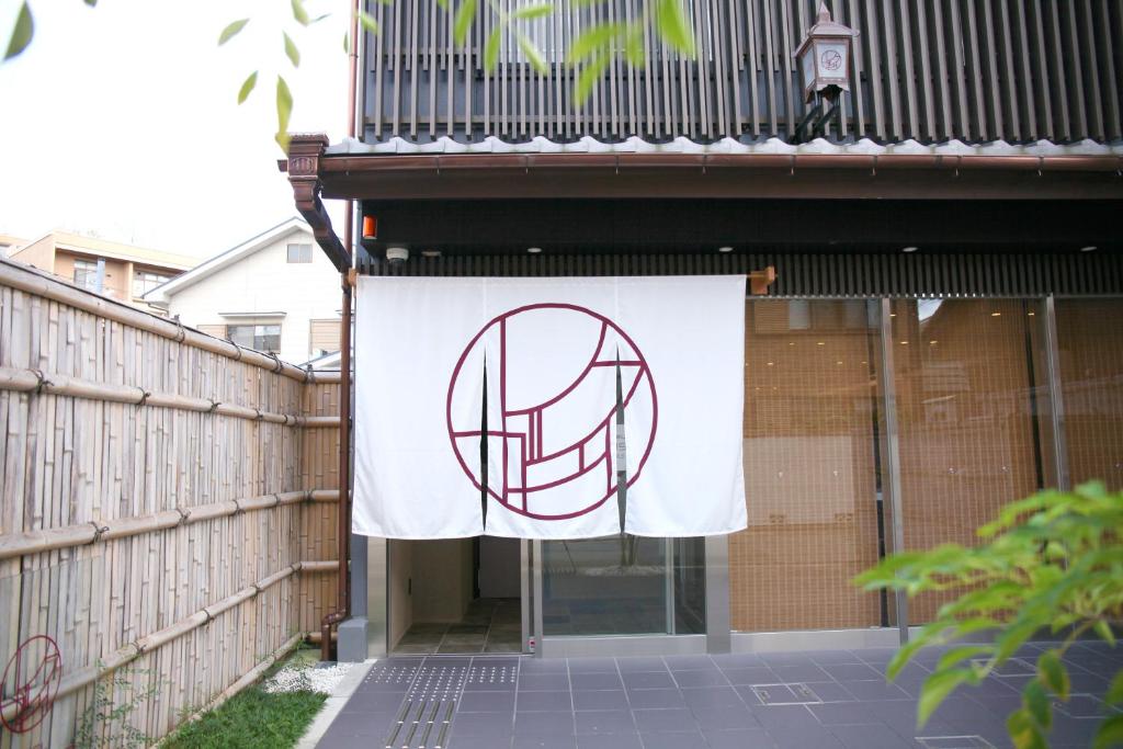 una bandera colgando en el lateral de un edificio en HOTEL LEGASTA KYOTO SHIRAKAWA SANJO en Kioto