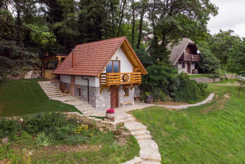 una pequeña casa en medio de un patio en Vineyard Cottage Rataj 2 Wellness - Happy Rentals, en Novo Mesto