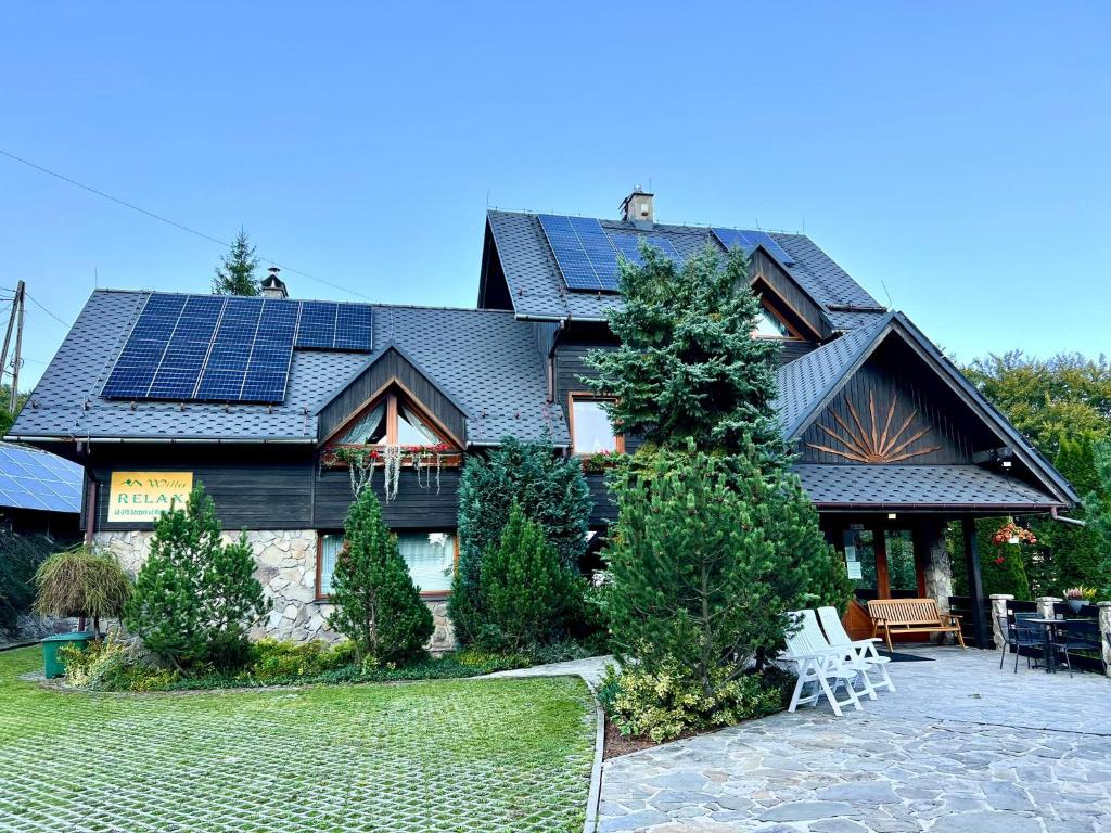 シュチルクにあるFamily Relax & Willa Widokの屋根に太陽光パネルを敷いた家