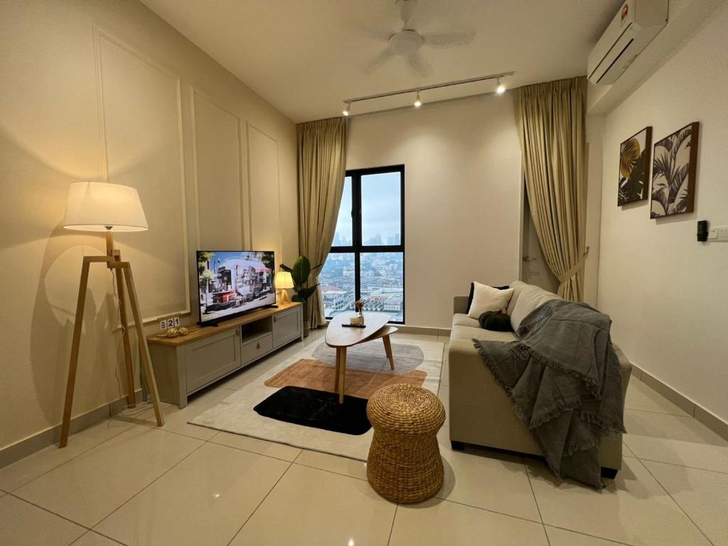 een woonkamer met een bank en een televisie bij KL City View 2R1B Free Wifi 6pax in Kuala Lumpur