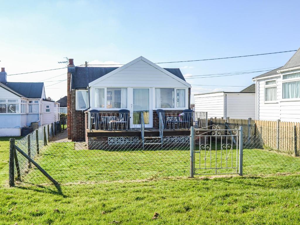 a yard with a house with at Sea Scape in Bacton