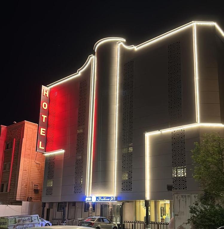 un gran edificio con luces encendidas por la noche en ريف الشاطئ للشقق الفندقية en Dammam