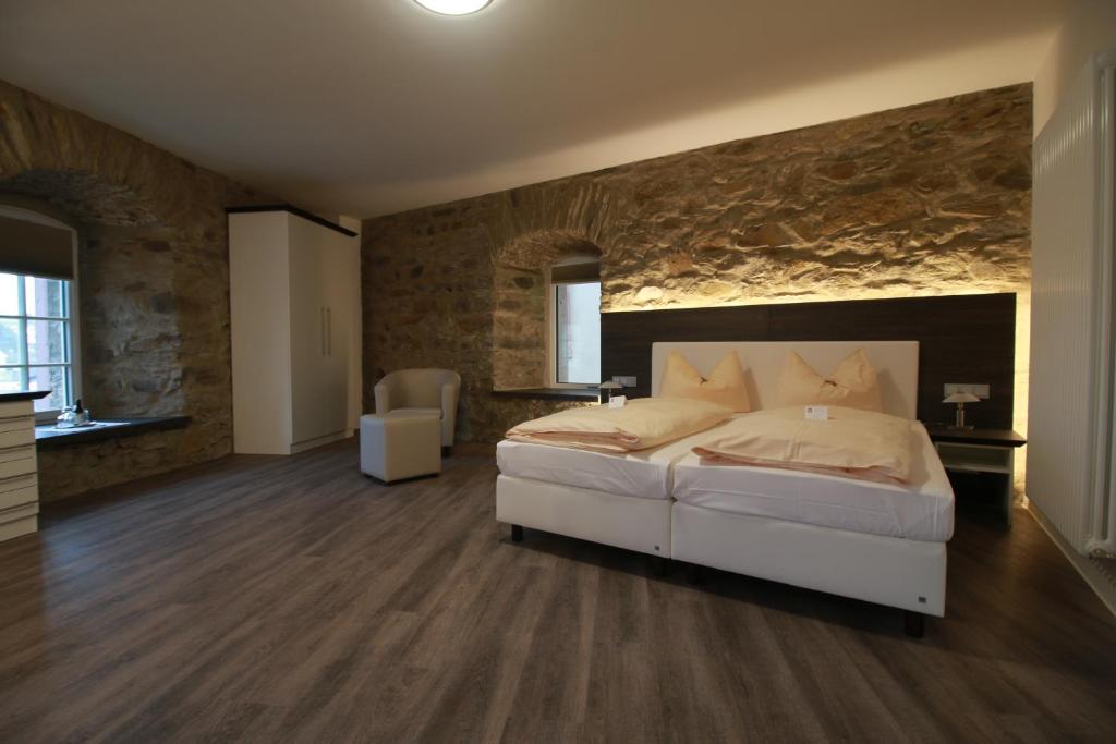 Postel nebo postele na pokoji v ubytování Schlosshotel Weilburg