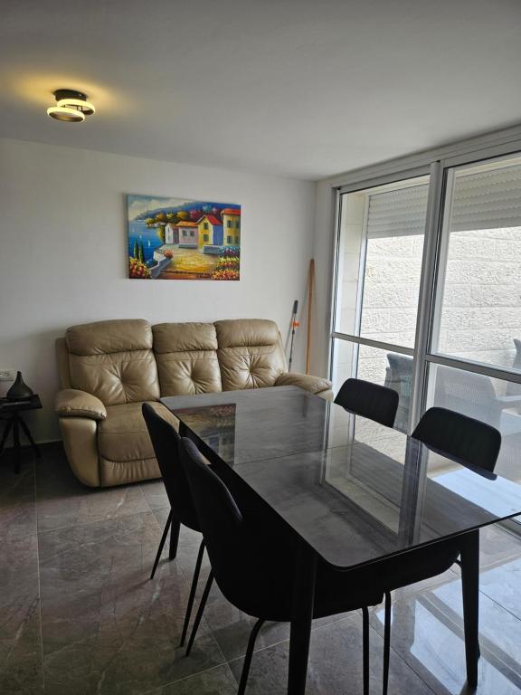 Posezení v ubytování Apartment with view on Dead Sea