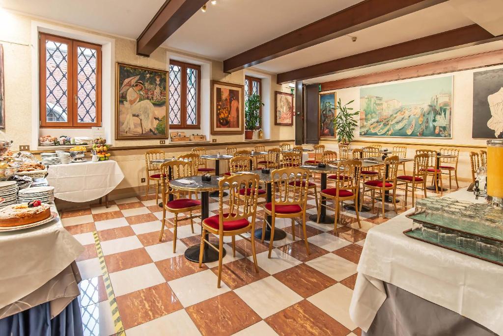 Hotel La Fenice et Des Artistes - Resim 27