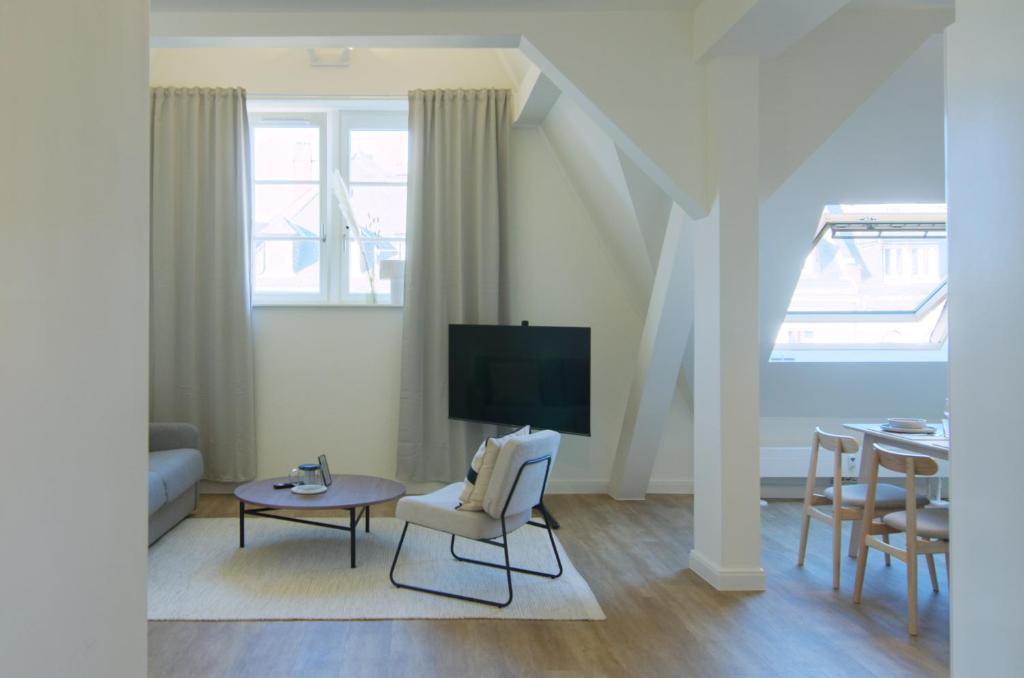 Телевизор и/или развлекательный центр в vonBehling Boutique Apt. - Blick über die Dächer