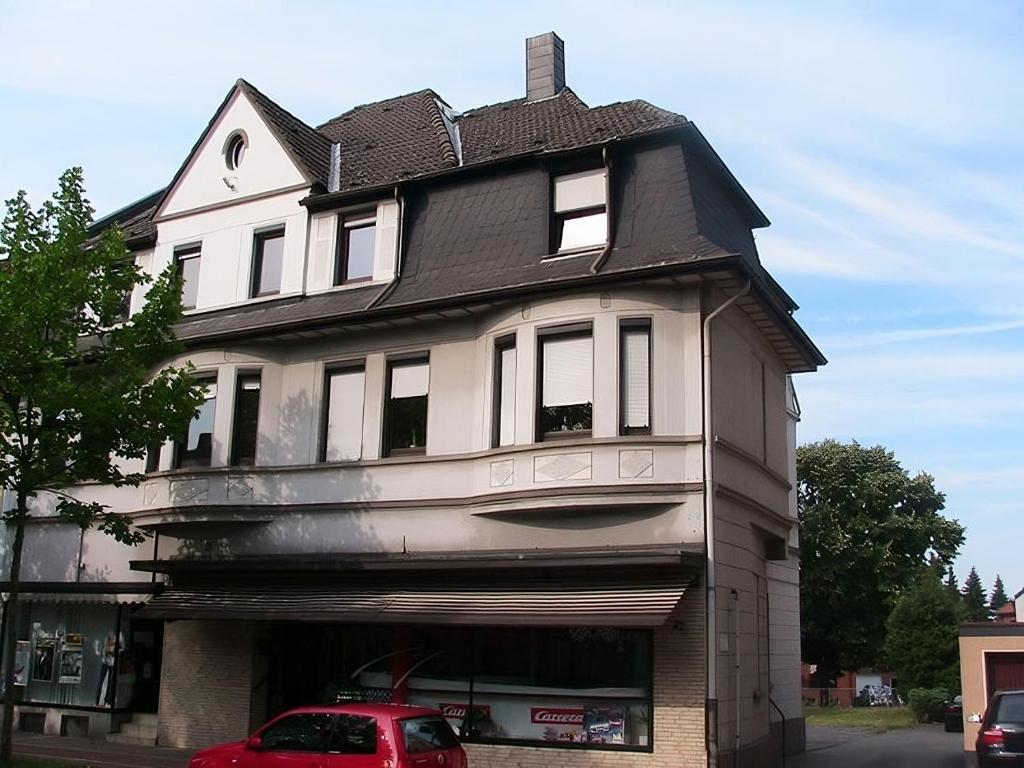 una casa con una macchina rossa parcheggiata di fronte di Ferienwohnung Severin a Bottrop