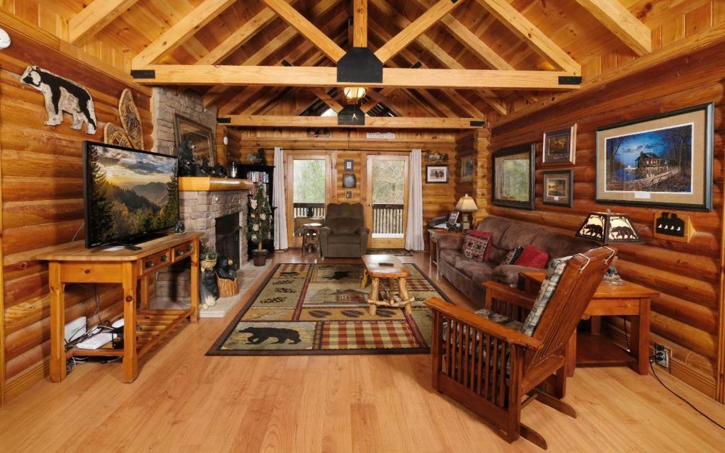 セバービルにあるDancing Bearの暖炉付きのリビングルーム(ログキャビン内)