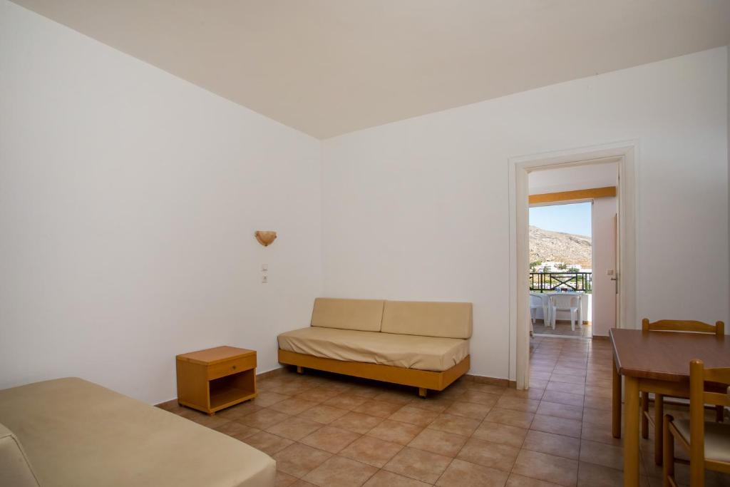 Lambis Studios & Apartments - 4